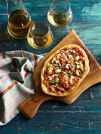 Artisanal Pizza and White Wine Foto de stock - Sin royalties Premium, Código: 600-06383001