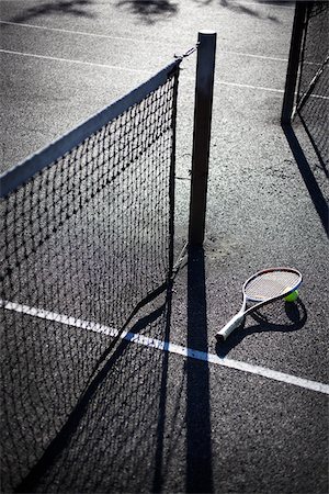 Raquette de tennis et balle sur cour, Vancouver, Colombie-Britannique, Canada Photographie de stock - Premium Libres de Droits, Code: 600-06383830