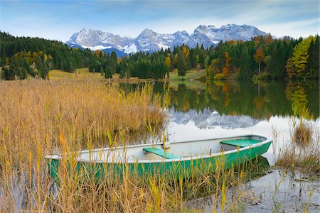 Bateau sur le lac Geroldsee avec les montagnes de Karwendel, près de Garmisch-Partenkirchen, Werdenfelser Land, Haute Bavière, Bavière, Allemagne Photographie de stock - Premium Libres de Droits, Code: 600-06397420