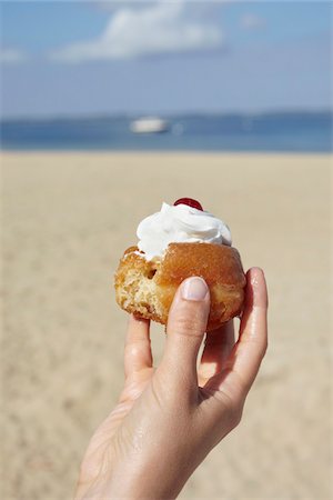 eating on the beach - Woman Holding Cake, Andernos-les-Bains, Arcachon, Gironde, Aquitaine, France Stock Photo - Premium Royalty-Free, Code: 600-06397431