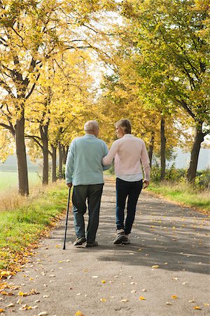 Ältere Frau zu Fuß mit Senior Vater im Herbst, Lampertheim, Hessen, Deutschland Stockbilder - Premium RF Lizenzfrei, Bildnummer: 600-06397468