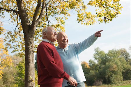 Hommes âgés à l'extérieur en automne, Lampertheim, Hesse, Allemagne Photographie de stock - Premium Libres de Droits, Code: 600-06397475