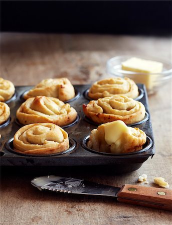 Dîner de l'ail roule dans le moule à muffins avec beurre Photographie de stock - Premium Libres de Droits, Code: 600-06397657
