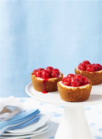 Single Serving Cherry Cheesecakes on Cakestand Foto de stock - Sin royalties Premium, Código: 600-06397664