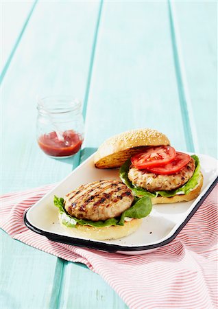 still life meat tomato - Burgers de dinde au barbecue avec salade et vinaigrette Photographie de stock - Premium Libres de Droits, Code: 600-06397682