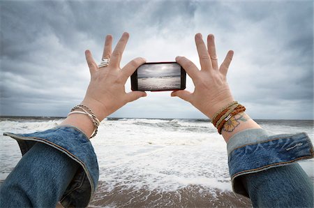 smartphone - Femme en prenant des photos de Sandy imminente de Hurricane, Point Pleasant, New Jersey, USA Photographie de stock - Premium Libres de Droits, Code: 600-06397741