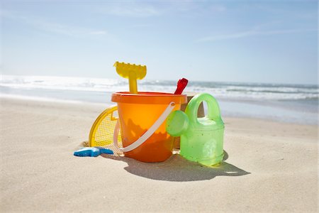 paletta - Toy Bucket, Rake and Watering Can at the Beach, Cap Ferret, Gironde, Aquitaine, France Fotografie stock - Premium Royalty-Free, Codice: 600-06407677