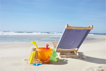 Jouets de plage et chaise de plage, Cap Ferret, Gironde, Aquitaine, France Photographie de stock - Premium Libres de Droits, Code: 600-06407678