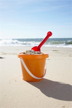 Jouet seau et pelle, Cap Ferret, Gironde, Aquitaine, France Photographie de stock - Premium Libres de Droits, Code: 600-06407680