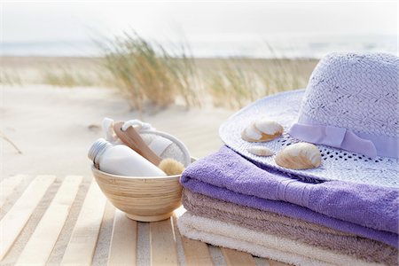 seashells on the beach - Bathing Products, Towels, and Sunhat, Cap Ferret, Gironde, Aquitaine, France Stock Photo - Premium Royalty-Free, Code: 600-06407743