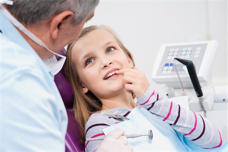 dentist (male) - Girl Showing Tooth to Dentist during Appointment, Germany Stock Photo - Premium Royalty-Free, Code: 600-06438928