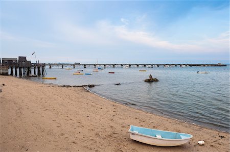 simsearch:700-06439100,k - Rowboat on Shore in Harbour, Provincetown, Cape Cod, Massachusetts, USA Fotografie stock - Premium Royalty-Free, Codice: 600-06431176