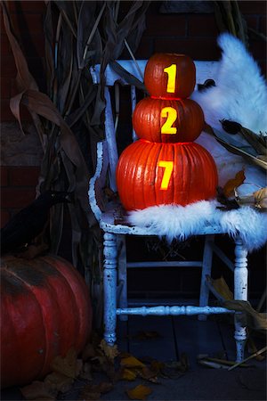 simsearch:600-06808828,k - Front Porch Decorated for Halloween with Chair and Pumpkins with House Number Illuminated, Toronto, Ontario, Canada Foto de stock - Royalty Free Premium, Número: 600-06431321