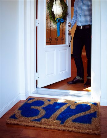 sept - Homme ouvre la porte à la maison avec tapis rouge avec le numéro de la maison et couronne de porte, Toronto, Ontario, Canada Photographie de stock - Premium Libres de Droits, Code: 600-06431336