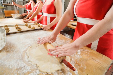 Women Wearing Matching Outfits Working at a Bakery, Oakland, Alameda County, California, USA Fotografie stock - Premium Royalty-Free, Codice: 600-06431356