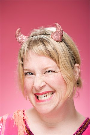 Portrait of Woman Wearing Devil Horns and Scowling Photographie de stock - Premium Libres de Droits, Code: 600-06431389