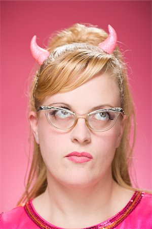 Portrait of Woman Wearing Devil Horns and Vintage Eyeglasses Foto de stock - Sin royalties Premium, Código: 600-06431398