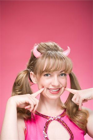 stupide - Portrait of Woman Wearing Devil Horns and Making Faces Photographie de stock - Premium Libres de Droits, Code: 600-06431431