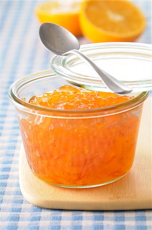 Close-up of Homemade Orange Marmalade with Spoon on Cutting Board Foto de stock - Sin royalties Premium, Código: 600-06451945