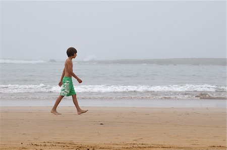 rabat - Boy Walking on Beach, Rabat, Morocco Photographie de stock - Premium Libres de Droits, Code: 600-06451956