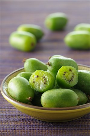 schale (gefäß) - Close-up of Bowl of Mini Kiwi with One Cut in Half Stockbilder - Premium RF Lizenzfrei, Bildnummer: 600-06451957