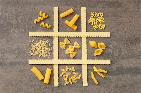 staple food - Overhead view of Grid of Various Pastas Photographie de stock - Premium Libres de Droits, Code: 600-06451963