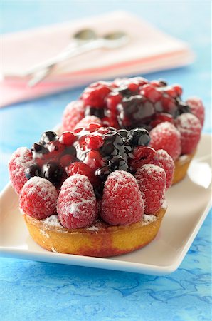 simsearch:600-03686079,k - Close-up of Berry Tarts with Raspberries Photographie de stock - Premium Libres de Droits, Code: 600-06451972