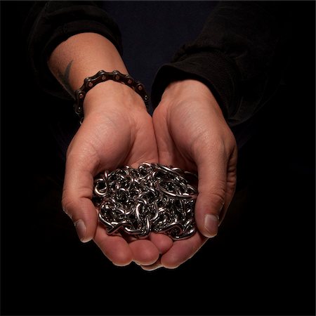 Close-up of Woman's Hands holding Chain, Studio shot Photographie de stock - Premium Libres de Droits, Code: 600-06452118