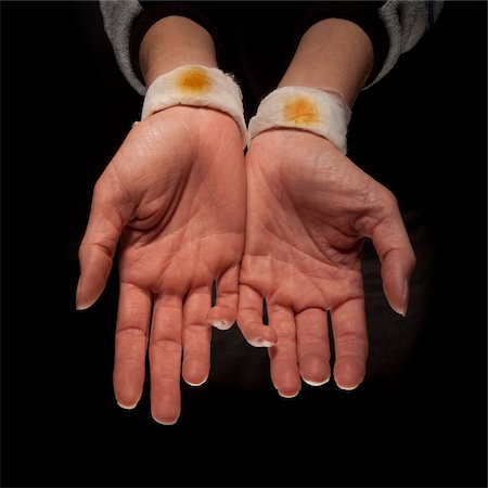 Close-up of Woman's Hands and Stains on Bandaged Wrists, Studio Shot Photographie de stock - Premium Libres de Droits, Code: 600-06452130