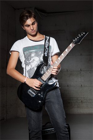 Portrait of Young Man Playing Electric Guitar Foto de stock - Sin royalties Premium, Código: 600-06465375