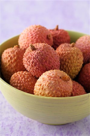 Close-up of Lychees in Bowl on Purple Background with Selective Focus Photographie de stock - Premium Libres de Droits, Code: 600-06471295