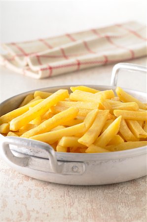 Close-up of French Fries in Pan with Tea Towel in Background Photographie de stock - Premium Libres de Droits, Code: 600-06471290