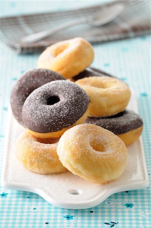 süßes - Close-up of Sugar Coated and Chocolate Dipped Donuts on Cutting Board on Blue Background Stockbilder - Premium RF Lizenzfrei, Bildnummer: 600-06471293