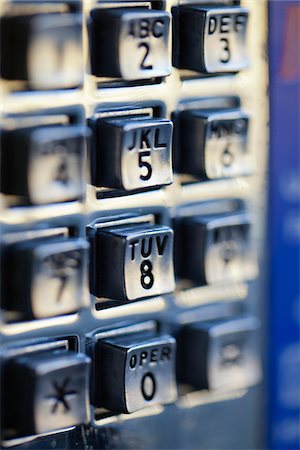 Close-up of Numbers on Pay Phone Keypad with Selective Focus Photographie de stock - Premium Libres de Droits, Code: 600-06471344