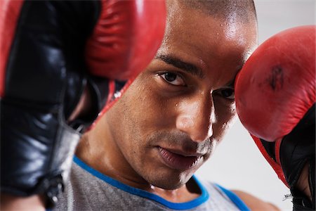 simsearch:600-06485942,k - Man Wearing Boxing Gloves in Studio with White Background Stockbilder - Premium RF Lizenzfrei, Bildnummer: 600-06485917