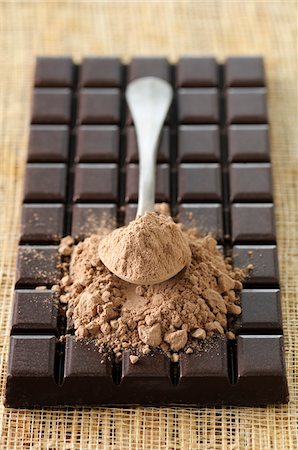 Chocolate Bar with Spoon Overflowing with Powdered Chocolate, Studio Shot Foto de stock - Sin royalties Premium, Código: 600-06486037