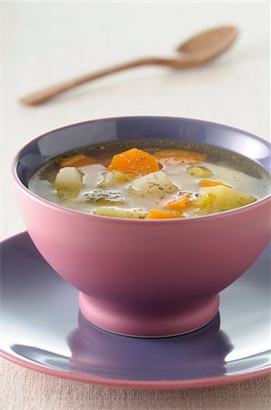 simsearch:600-06486043,k - Close-up of Bowl of Vegetable Soup on Saucer, Studio Shot Foto de stock - Sin royalties Premium, Código: 600-06486046