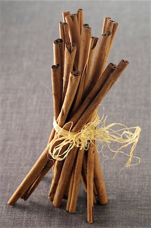 Close-up of Cinnamon Sticks tied with Raffia on Grey Background, Studio Shot Photographie de stock - Premium Libres de Droits, Code: 600-06486058