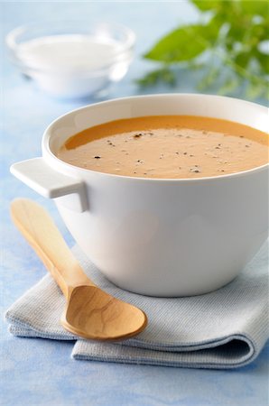 Close-up of Bowl of Pumpkin Soup on Tea Towel with Wooden Spoon on Blue Background, Studio Shot Stockbilder - Premium RF Lizenzfrei, Bildnummer: 600-06486060