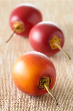 Close-up of Tamarillos on beige Background, Studio Shot Foto de stock - Sin royalties Premium, Código: 600-06486061