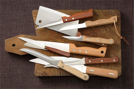 simsearch:600-06553484,k - Overhead View of Assortment of Kitchen Knives on Cutting Board on Grey Background, Studio Shot Photographie de stock - Premium Libres de Droits, Code: 600-06486084