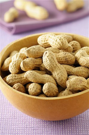 Close-up of Bowl of Peanuts on Purple Background, Studio Shot Foto de stock - Sin royalties Premium, Código: 600-06486085