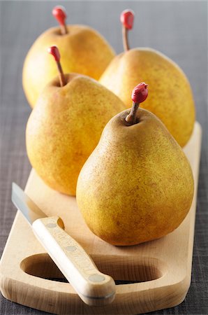 Close-up of Four Pears on Cutting Board with Knife on Grey Background, Studio Shot Stockbilder - Premium RF Lizenzfrei, Bildnummer: 600-06486083