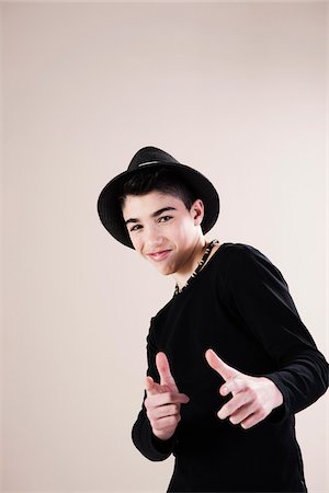 Waist up Portrait of Boy Pointing at Camera in Studio Photographie de stock - Premium Libres de Droits, Code: 600-06486390