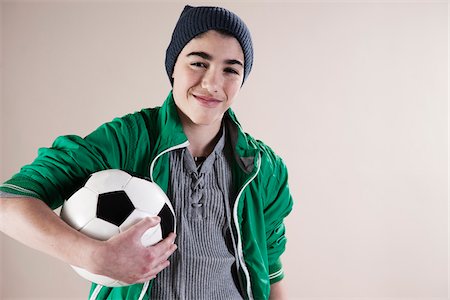 simsearch:700-07802830,k - Portrait of Boy holding Soccer Ball in Studio Photographie de stock - Premium Libres de Droits, Code: 600-06486403