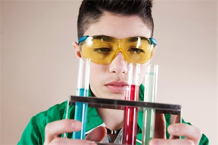 exam and boy - Boy wearing Safety Glasses with Test Tubes of Liquid, Mannheim, Baden-Wurttemberg, Germany Foto de stock - Sin royalties Premium, Código: 600-06486444