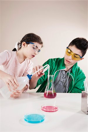 Boy and Girl wearing Safety Glasses Pouring Liquid into Beaker, Mannheim, Baden-Wurttemberg, Germany Photographie de stock - Premium Libres de Droits, Code: 600-06486450