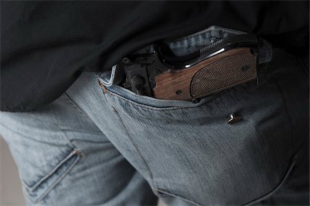 simsearch:600-06486481,k - Man with Gun in back Pocket of Jeans, Mannheim, Baden-Wurttemberg, Germany Foto de stock - Sin royalties Premium, Código: 600-06486477