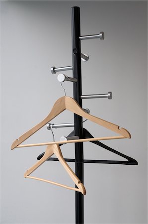 perchero - Empty Coat Rack with Hangers in Studio Foto de stock - Sin royalties Premium, Código: 600-06531379