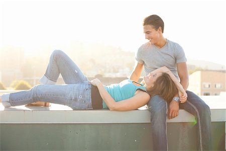 sitting down jeans - Couple Outdoors on Rooftop, Portland, Oregon, USA Foto de stock - Sin royalties Premium, Código: 600-06531571